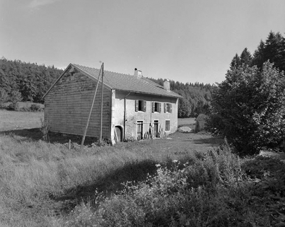 Façade antérieure et face latérale gauche vues de trois quarts. © Région Bourgogne-Franche-Comté, Inventaire du patrimoine Façade antérieure et face latérale gauche vues de trois quarts. © Région Bourgogne-Franche-Comté, Inventaire du patrimoine