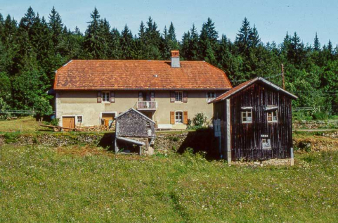 Façade antérieure, " grenier fort " et remise au premier plan. © Région Bourgogne-Franche-Comté, Inventaire du patrimoine
