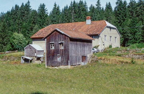 Vue d'ensemble de la ferme, de la remise et du " grenier fort ". © Région Bourgogne-Franche-Comté, Inventaire du patrimoine