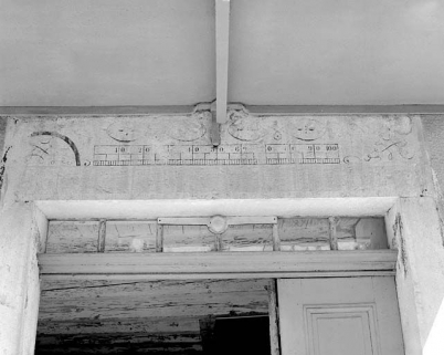 La décoration portée sur le linteau de la porte d'accès. © Région Bourgogne-Franche-Comté, Inventaire du patrimoine