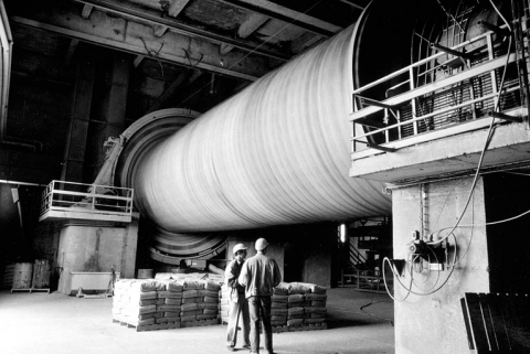 Atelier de fabrication : broyeur de clinkers. © Région Bourgogne-Franche-Comté, Inventaire du patrimoine