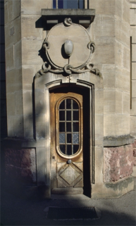 Décor sculpté de la porte de la tourelle. © Région Bourgogne-Franche-Comté, Inventaire du patrimoine