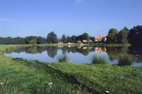 Vue d'ensemble depuis le sud. © Région Bourgogne-Franche-Comté, Inventaire du patrimoine Vue d'ensemble depuis le sud. © Région Bourgogne-Franche-Comté, Inventaire du patrimoine