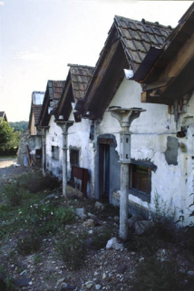 Détail du mur et des poteaux de fonte marquant la limite de destruction de l'atelier de fabrication. © Région Bourgogne-Franche-Comté, Inventaire du patrimoine