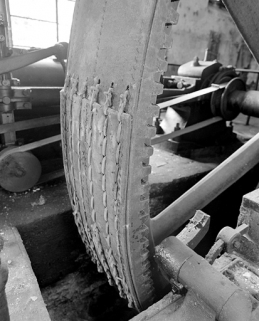 Détail du volant de transmission et de la courroie en cuir. © Région Bourgogne-Franche-Comté, Inventaire du patrimoine