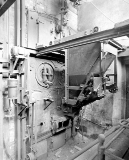 Détail de la porte de la chaudière de 1927, avec sa trémie à charbon. © Région Bourgogne-Franche-Comté, Inventaire du patrimoine