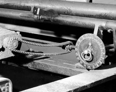 Chaîne d'entraînement et cadran gradué (réglage de la tension du fil ?). © Région Bourgogne-Franche-Comté, Inventaire du patrimoine