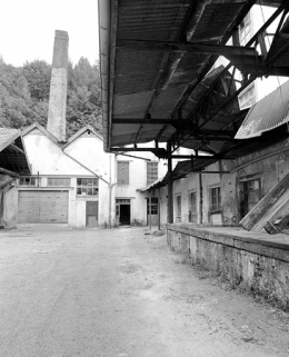 Cour de l'usine : mur-pignons de la chaufferie et quai de chargement de l'atelier de fabrication. © Région Bourgogne-Franche-Comté, Inventaire du patrimoine