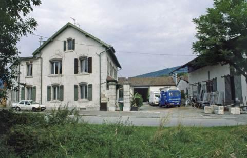 Conciergerie et bureaux (à gauche) et entrepôt industriel (à droite). © Région Bourgogne-Franche-Comté, Inventaire du patrimoine