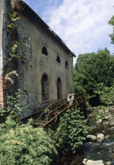 Façade sur la Savoureuse de la salle des machines. © Région Bourgogne-Franche-Comté, Inventaire du patrimoine