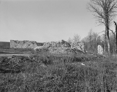 Vue générale du mur d'enceinte depuis l'est. © Région Bourgogne-Franche-Comté, Inventaire du patrimoine
