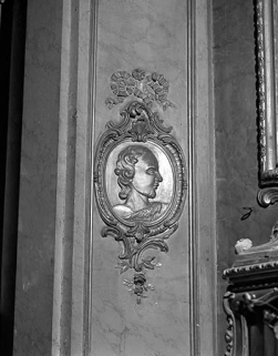 Détail de l'autel secondaire nord : le médaillon à gauche du retable. © Région Bourgogne-Franche-Comté, Inventaire du patrimoine