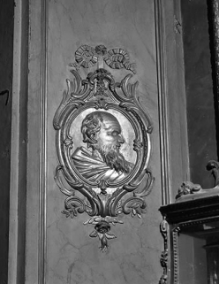 Détail de l'autel secondaire sud : médaillon à gauche du retable. © Région Bourgogne-Franche-Comté, Inventaire du patrimoine