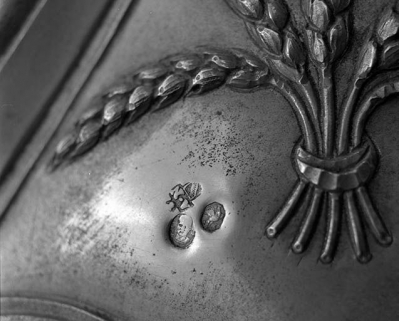 Détail : poinçons sur le pied, vue plus éloignée. © Région Bourgogne-Franche-Comté, Inventaire du patrimoine