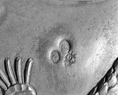 Détail : poinçons sur le pied. © Région Bourgogne-Franche-Comté, Inventaire du patrimoine