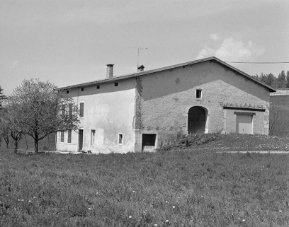 Vue de trois quarts de la façade postérieure et de la face droite. © Région Bourgogne-Franche-Comté, Inventaire du patrimoine Vue de trois quarts de la façade postérieure et de la face droite. © Région Bourgogne-Franche-Comté, Inventaire du patrimoine