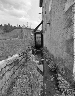 Vue sur la roue à aubes et le canal de fuite. © Région Bourgogne-Franche-Comté, Inventaire du patrimoine Vue sur la roue à aubes et le canal de fuite. © Région Bourgogne-Franche-Comté, Inventaire du patrimoine