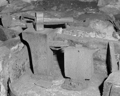 Poste de travail équipé avec la matrice pour les clous. © Région Bourgogne-Franche-Comté, Inventaire du patrimoine Poste de travail équipé avec la matrice pour les clous. © Région Bourgogne-Franche-Comté, Inventaire du patrimoine