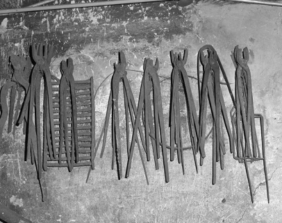 Pinces de forgeron. © Région Bourgogne-Franche-Comté, Inventaire du patrimoine Pinces de forgeron. © Région Bourgogne-Franche-Comté, Inventaire du patrimoine