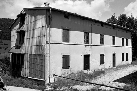 Façade antérieure et face gauche vues de trois quarts. © Région Bourgogne-Franche-Comté, Inventaire du patrimoine Façade antérieure et face gauche vues de trois quarts. © Région Bourgogne-Franche-Comté, Inventaire du patrimoine