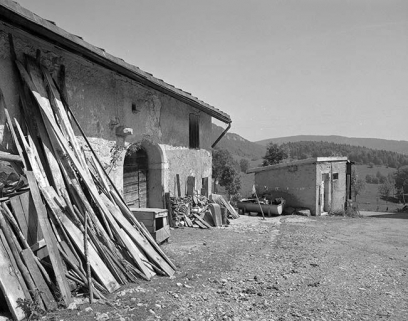 Façade antérieure et resserre vues de trois quarts. © Région Bourgogne-Franche-Comté, Inventaire du patrimoine Façade antérieure et resserre vues de trois quarts. © Région Bourgogne-Franche-Comté, Inventaire du patrimoine