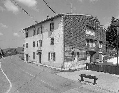 Façade antérieure et face droite. © Région Bourgogne-Franche-Comté, Inventaire du patrimoine Façade antérieure et face droite. © Région Bourgogne-Franche-Comté, Inventaire du patrimoine