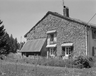Face gauche. © Région Bourgogne-Franche-Comté, Inventaire du patrimoine Face gauche. © Région Bourgogne-Franche-Comté, Inventaire du patrimoine