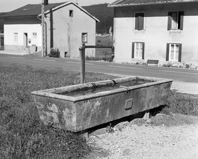 Bassin à proximité de la ferme. © Région Bourgogne-Franche-Comté, Inventaire du patrimoine Bassin à proximité de la ferme. © Région Bourgogne-Franche-Comté, Inventaire du patrimoine
