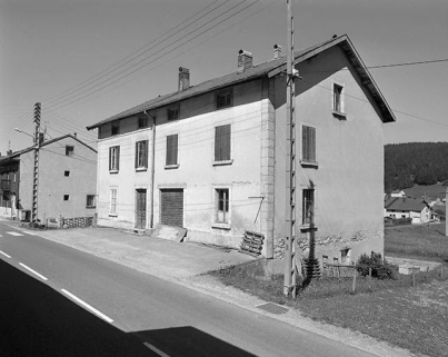 Vue de trois quarts de la façade antérieure et de la face droite. © Région Bourgogne-Franche-Comté, Inventaire du patrimoine