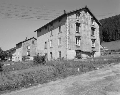 Vue de trois quarts de la façade postérieure et de la face gauche. © Région Bourgogne-Franche-Comté, Inventaire du patrimoine