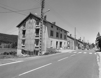 Vue de trois quarts de la façade antérieure et de la face gauche. © Région Bourgogne-Franche-Comté, Inventaire du patrimoine