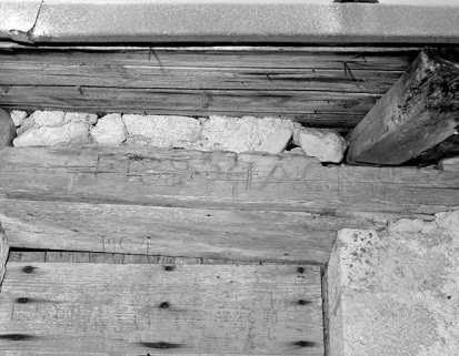 Date portée sur le linteau de la porte d'accès. © Région Bourgogne-Franche-Comté, Inventaire du patrimoine Date portée sur le linteau de la porte d'accès. © Région Bourgogne-Franche-Comté, Inventaire du patrimoine