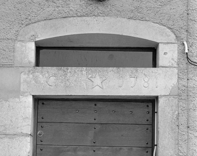 Date et initiales portées sur la façade antérieure. © Région Bourgogne-Franche-Comté, Inventaire du patrimoine