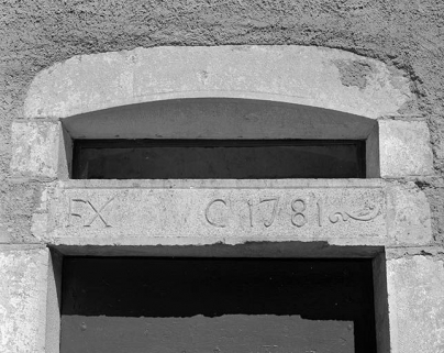 Date et initiales portées sur la façade postérieure. © Région Bourgogne-Franche-Comté, Inventaire du patrimoine