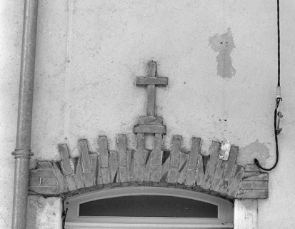 Décoration portée sur le linteau d'une porte d'accès. © Région Bourgogne-Franche-Comté, Inventaire du patrimoine