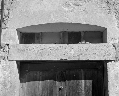 Date portée sur le linteau de la porte d'accès. © Région Bourgogne-Franche-Comté, Inventaire du patrimoine