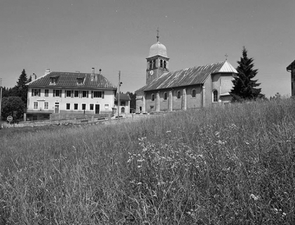Vue générale de la mairie-école et de l'église. © Région Bourgogne-Franche-Comté, Inventaire du patrimoine