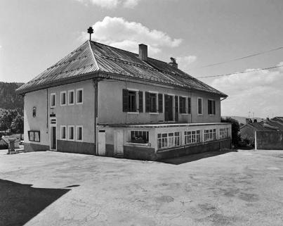 Façade postérieure et face droite vues de trois quarts. © Région Bourgogne-Franche-Comté, Inventaire du patrimoine