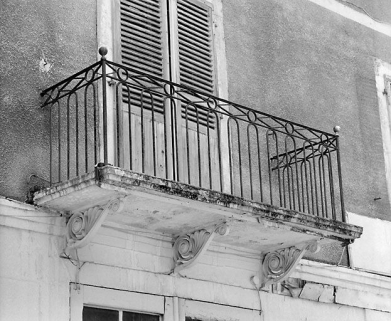 Balcon du corps de bâtiment occidental. © Région Bourgogne-Franche-Comté, Inventaire du patrimoine Balcon du corps de bâtiment occidental. © Région Bourgogne-Franche-Comté, Inventaire du patrimoine