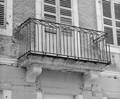 Balcon du corps de bâtiment oriental. © Région Bourgogne-Franche-Comté, Inventaire du patrimoine Balcon du corps de bâtiment oriental. © Région Bourgogne-Franche-Comté, Inventaire du patrimoine