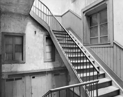 Escalier depuis le palier du premier étage. © Région Bourgogne-Franche-Comté, Inventaire du patrimoine Escalier depuis le palier du premier étage. © Région Bourgogne-Franche-Comté, Inventaire du patrimoine