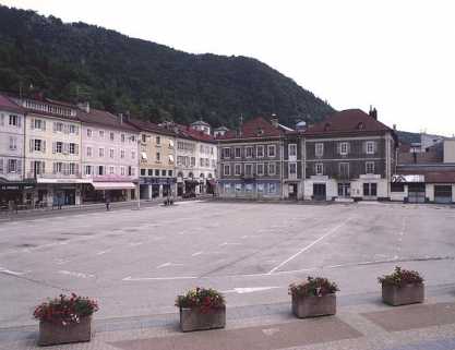 Immeubles à l'est et au sud de la place, avant la construction du musée de la Lunette. © Région Bourgogne-Franche-Comté, Inventaire du patrimoine Immeubles à l'est et au sud de la place, avant la construction du musée de la Lunette. © Région Bourgogne-Franche-Comté, Inventaire du patrimoine