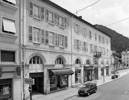 Immeuble avec atelier (19e siècle) aux n° 141-143 rue de la République. Immeuble (AE 99 à 101) bâti en 1836 puis agrandi en 1863-1864 (deux travées à gauche). C'est le seul immeuble repéré doté d'un entresol. © Région Bourgogne-Franche-Comté, Inventaire du patrimoine Immeuble avec atelier (19e siècle) aux n° 141-143 rue de la République. Immeuble (AE 99 à 101) bâti en 1836 puis agrandi en 1863-1864 (deux travées à gauche). C'est le seul immeuble repéré doté d'un entresol. © Région Bourgogne-Franche-Comté, Inventaire du patrimoine
