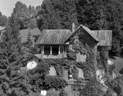 Vue éloignée de la façade sud-ouest. © Région Bourgogne-Franche-Comté, Inventaire du patrimoine