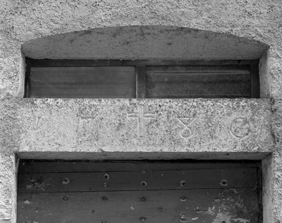 Date portée sur le linteau d'une des portes d'accès au logis. © Région Bourgogne-Franche-Comté, Inventaire du patrimoine