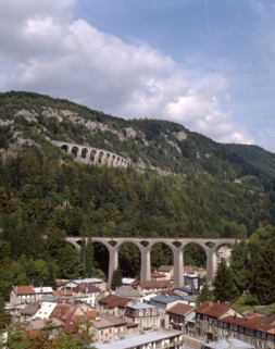 Le grand viaduc, avec celui des Crottes en arrière-plan. © Région Bourgogne-Franche-Comté, Inventaire du patrimoine Le grand viaduc, avec celui des Crottes en arrière-plan. © Région Bourgogne-Franche-Comté, Inventaire du patrimoine