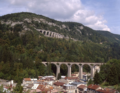 Le bas de la ville, le viaduc et la vallée de l'Evalude. Montagne et viaduc des Crottes en arrière-plan. © Région Bourgogne-Franche-Comté, Inventaire du patrimoine Le bas de la ville, le viaduc et la vallée de l'Evalude. Montagne et viaduc des Crottes en arrière-plan. © Région Bourgogne-Franche-Comté, Inventaire du patrimoine