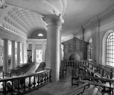 Le vaisseau central vu de trois quarts depuis le déambulatoire. © Région Bourgogne-Franche-Comté, Inventaire du patrimoine Le vaisseau central vu de trois quarts depuis le déambulatoire. © Région Bourgogne-Franche-Comté, Inventaire du patrimoine