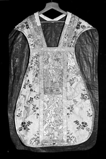 Vue générale de l'avant de la chasuble. © Région Bourgogne-Franche-Comté, Inventaire du patrimoine Vue générale de l'avant de la chasuble. © Région Bourgogne-Franche-Comté, Inventaire du patrimoine