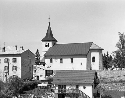 Vue éloignée de la façade latérale droite. © Région Bourgogne-Franche-Comté, Inventaire du patrimoine